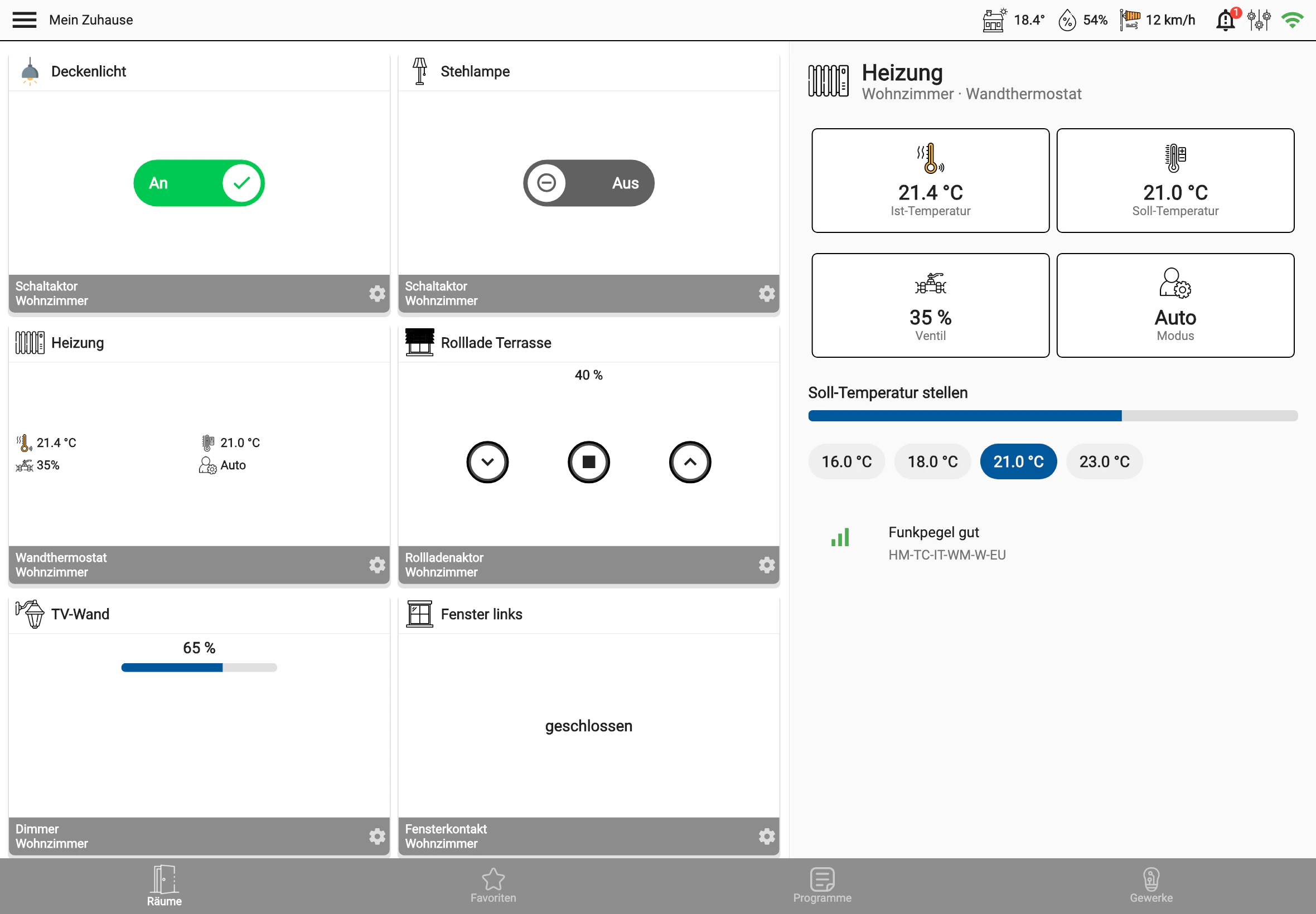 JSMatic auf dem Tablet: Geräte im Wohnzimmer wie Deckenlicht, Stehlampe, Heizung und Rollladen, rechts die Details des Wandthermostats mit Soll-Temperatur